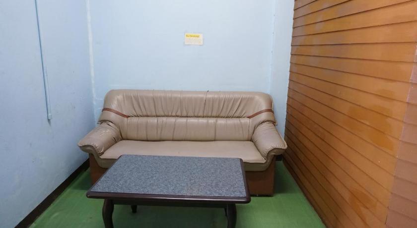 Oyo 730 Meedee Hostel Bangkok Extérieur photo
